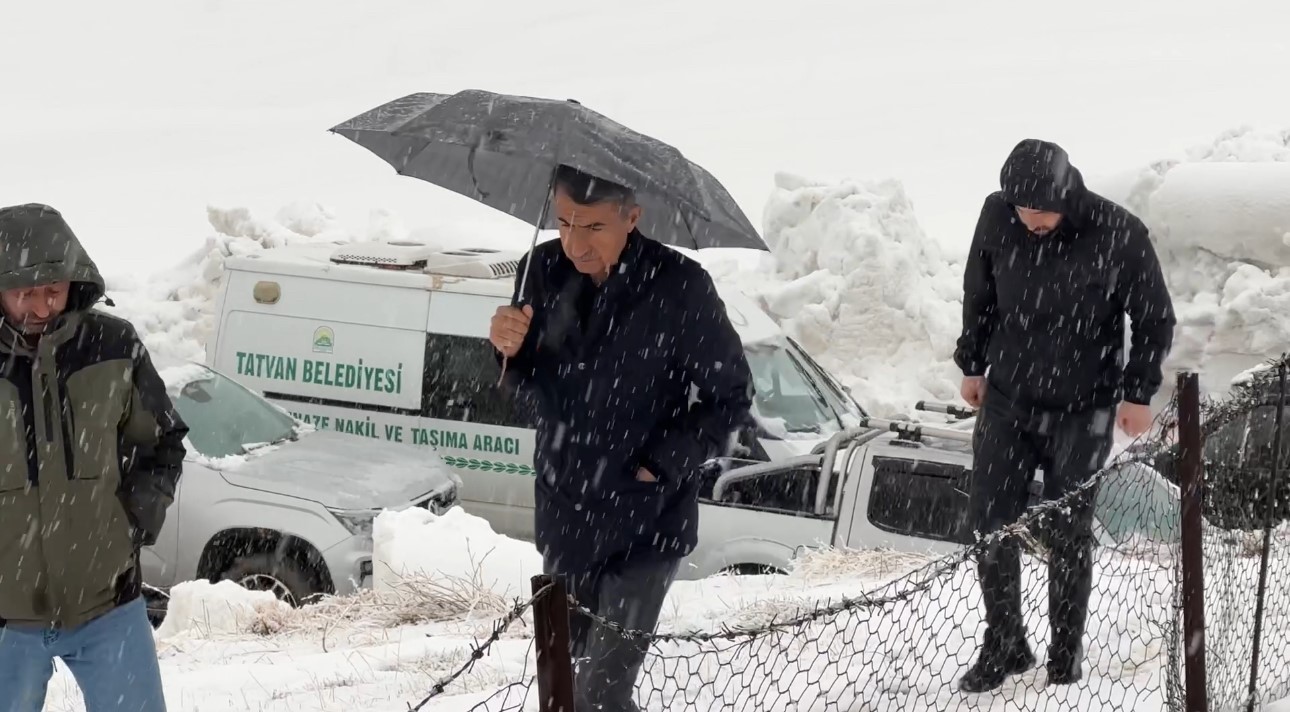 Van’daki kazada hayatını kaybeden aile yan yana defnedildi
