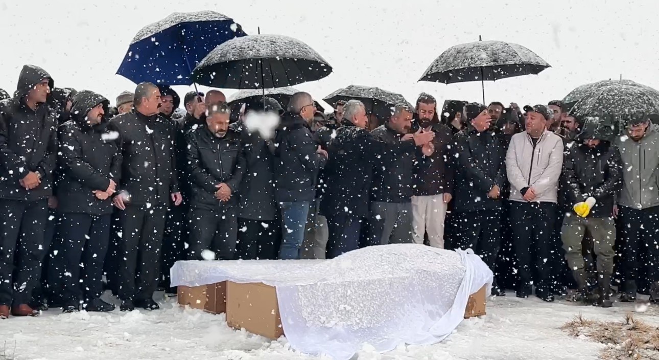 Van’daki kazada hayatını kaybeden aile yan yana defnedildi
