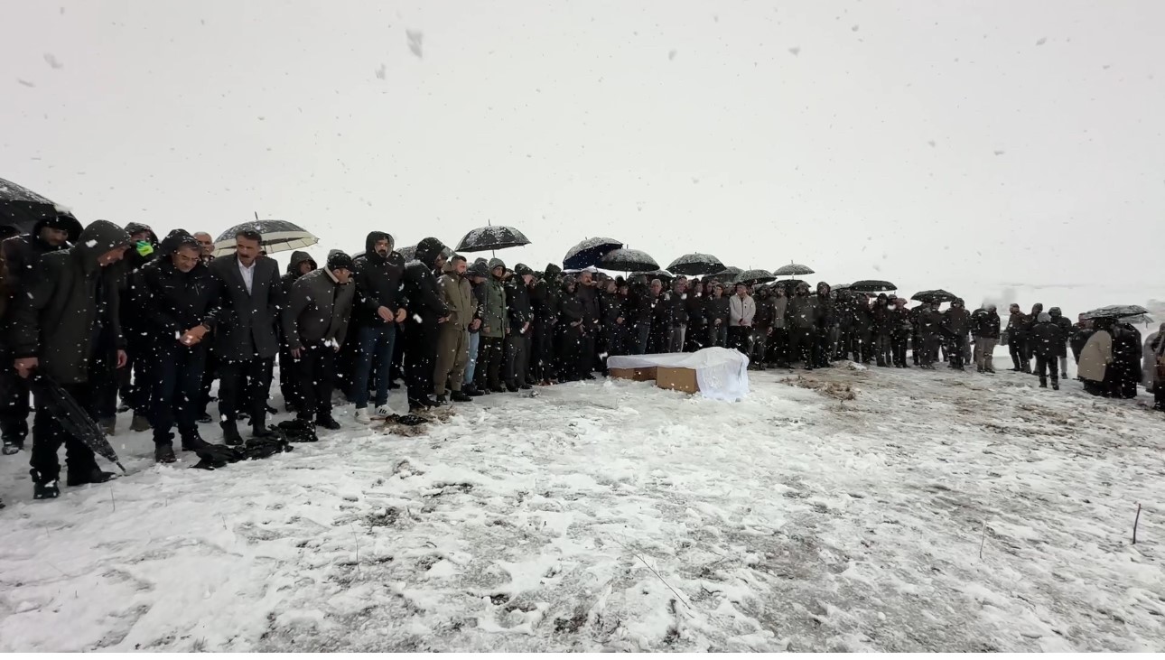 Van’daki kazada hayatını kaybeden aile yan yana defnedildi
