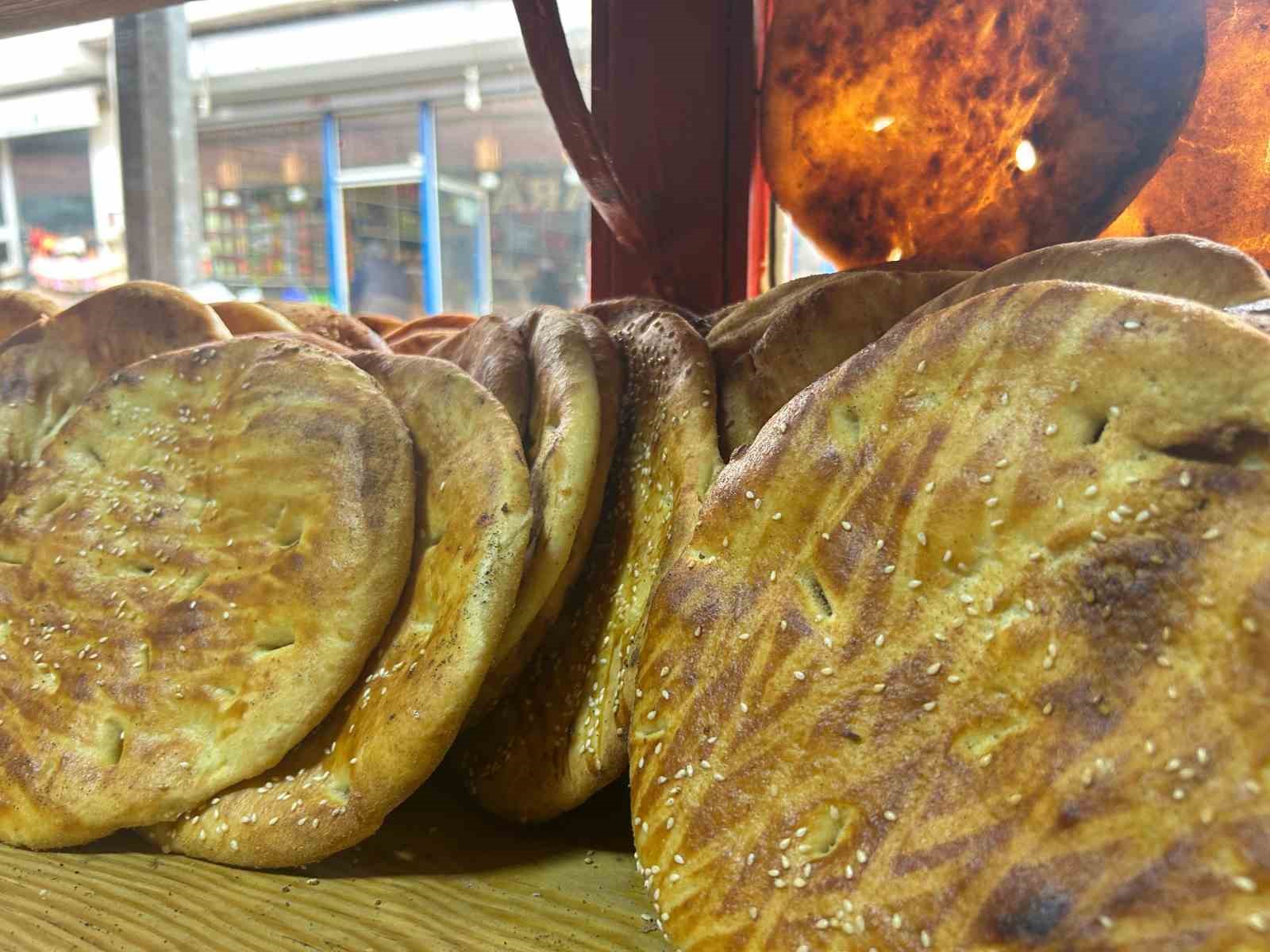 Van’dan Türkiye’ye Ramazan lezzeti: Van çöreği
Van’dan Türkiye’ye Ramazan lezzeti: Van çöreği