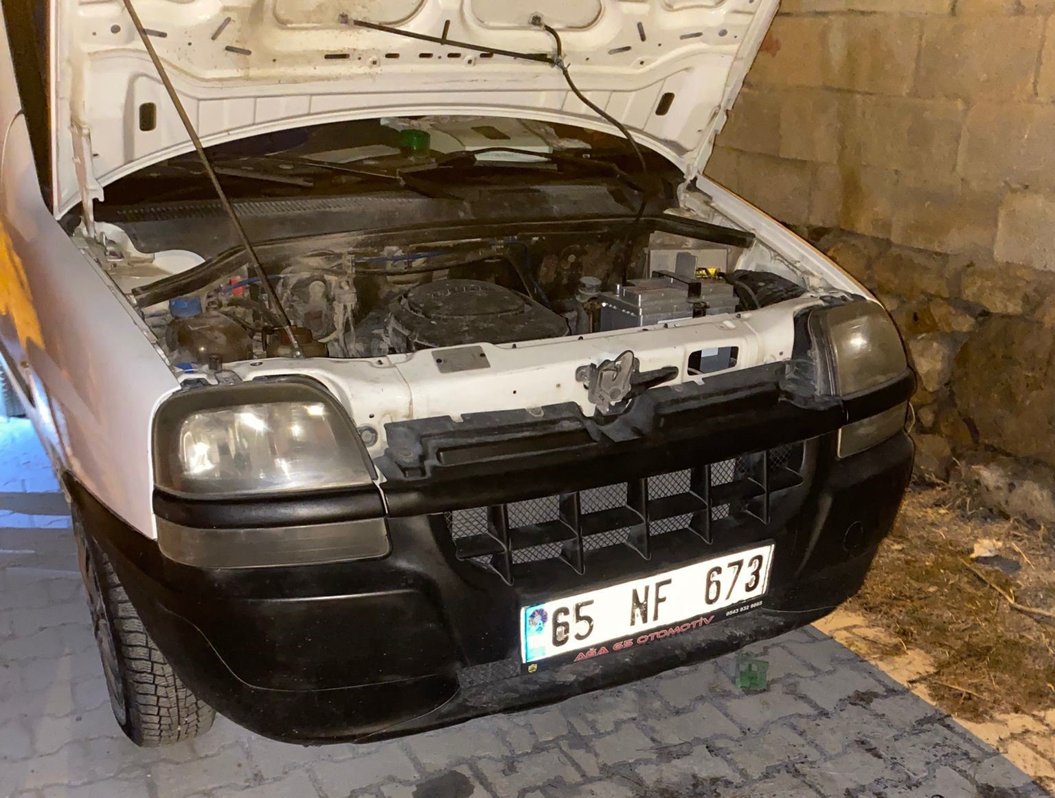 Van’ın Edremit ilçesinde park halindeki kamyonetin motoru yandı
