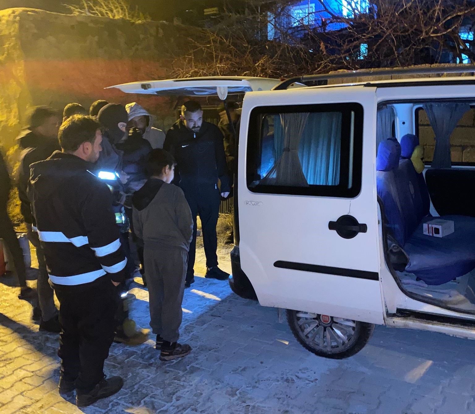 Van’ın Edremit ilçesinde park halindeki kamyonetin motoru yandı
