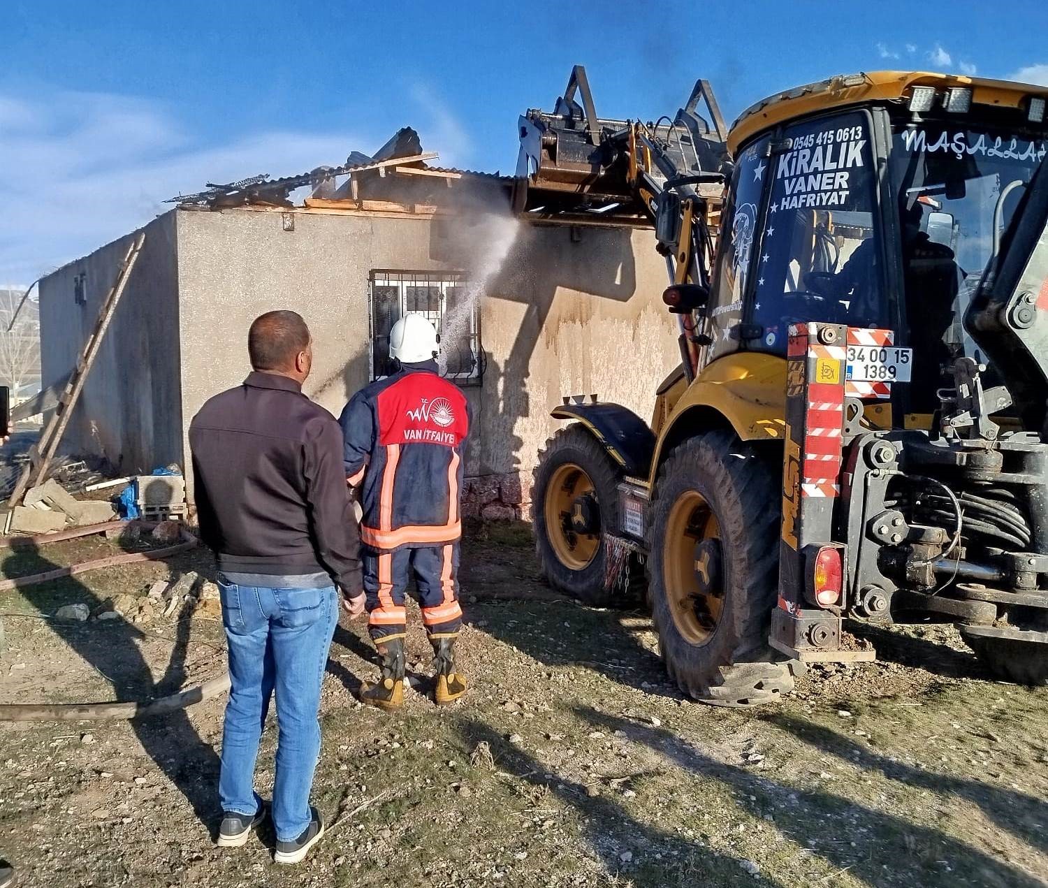Van’ın Özalp ilçesinde ev yangını

