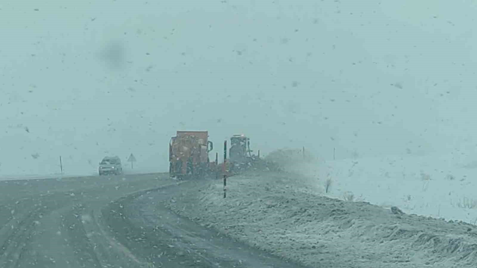 Van’ın yüksek kesimlerde lapa lapa kar yağdı
