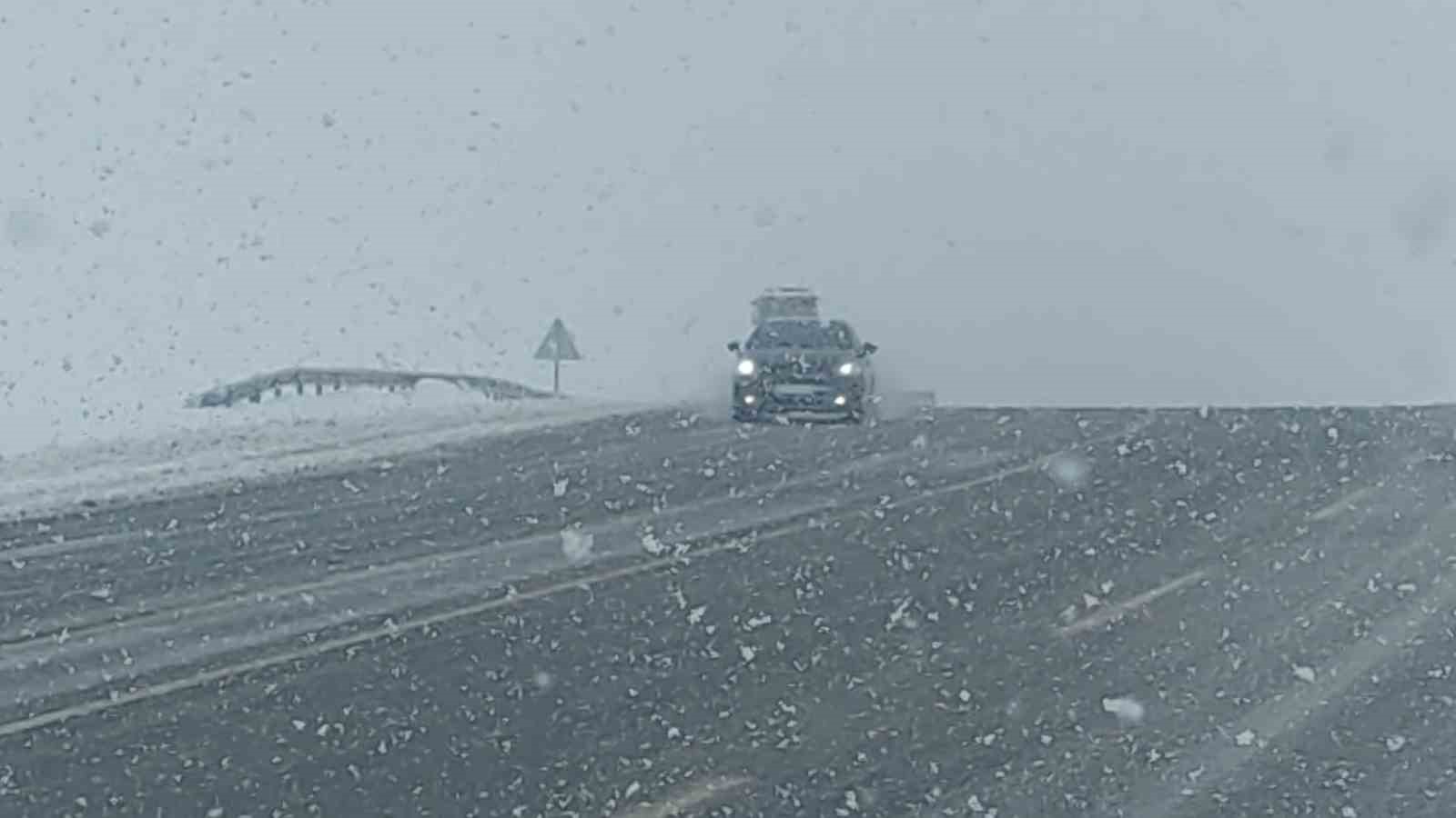 Van’ın yüksek kesimlerde lapa lapa kar yağdı
