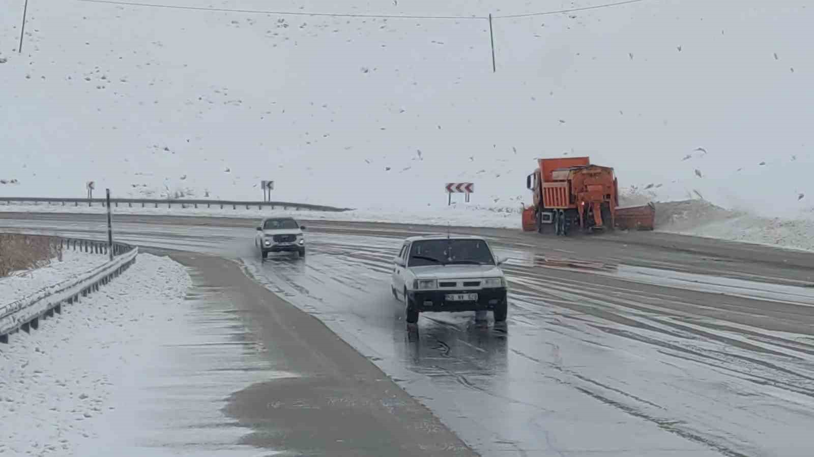 Van’ın yüksek kesimlerde lapa lapa kar yağdı
