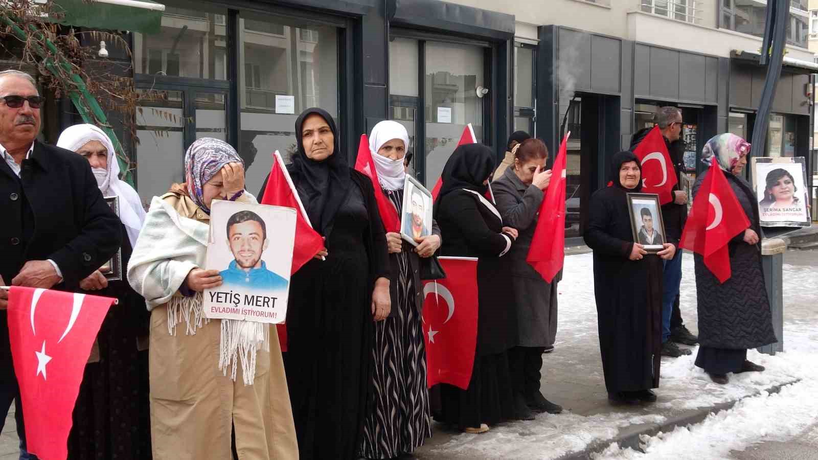 Vanlı anne: "Artık çocuklarımızı gömmeyelim, silahlarımızı gömelim"
Vanlı anne: "Artık çocuklarımızı gömmeyelim, silahlarımızı gömelim"