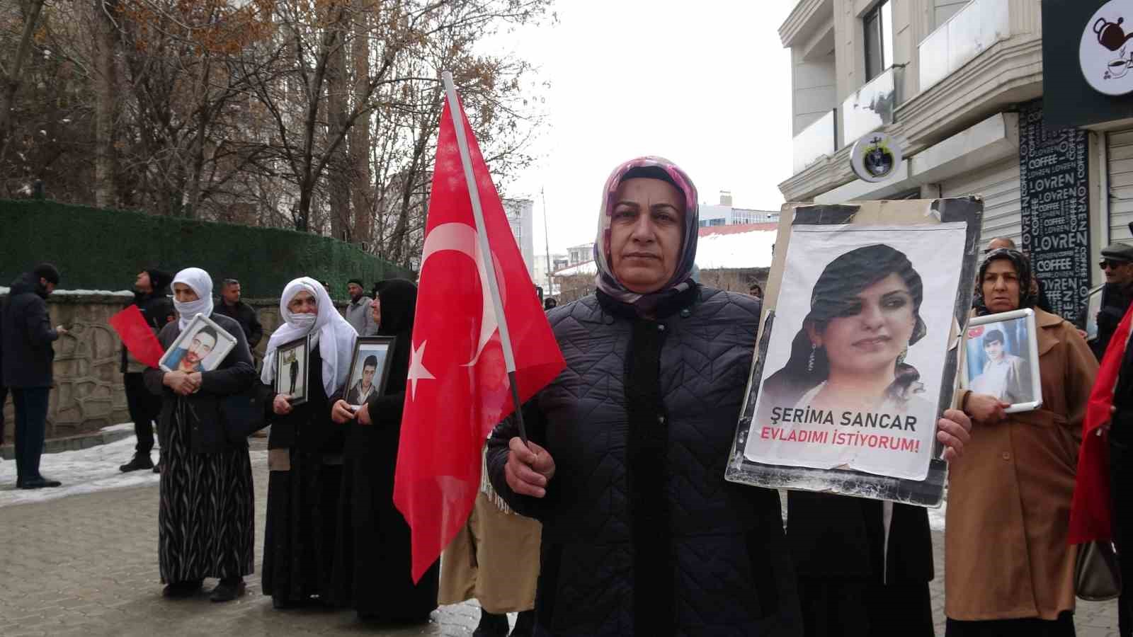 Vanlı anne: "Artık çocuklarımızı gömmeyelim, silahlarımızı gömelim"
Vanlı anne: "Artık çocuklarımızı gömmeyelim, silahlarımızı gömelim"