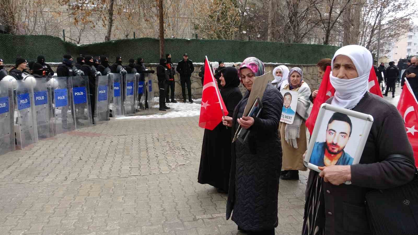 Vanlı anne: "Artık çocuklarımızı gömmeyelim, silahlarımızı gömelim"
Vanlı anne: "Artık çocuklarımızı gömmeyelim, silahlarımızı gömelim"