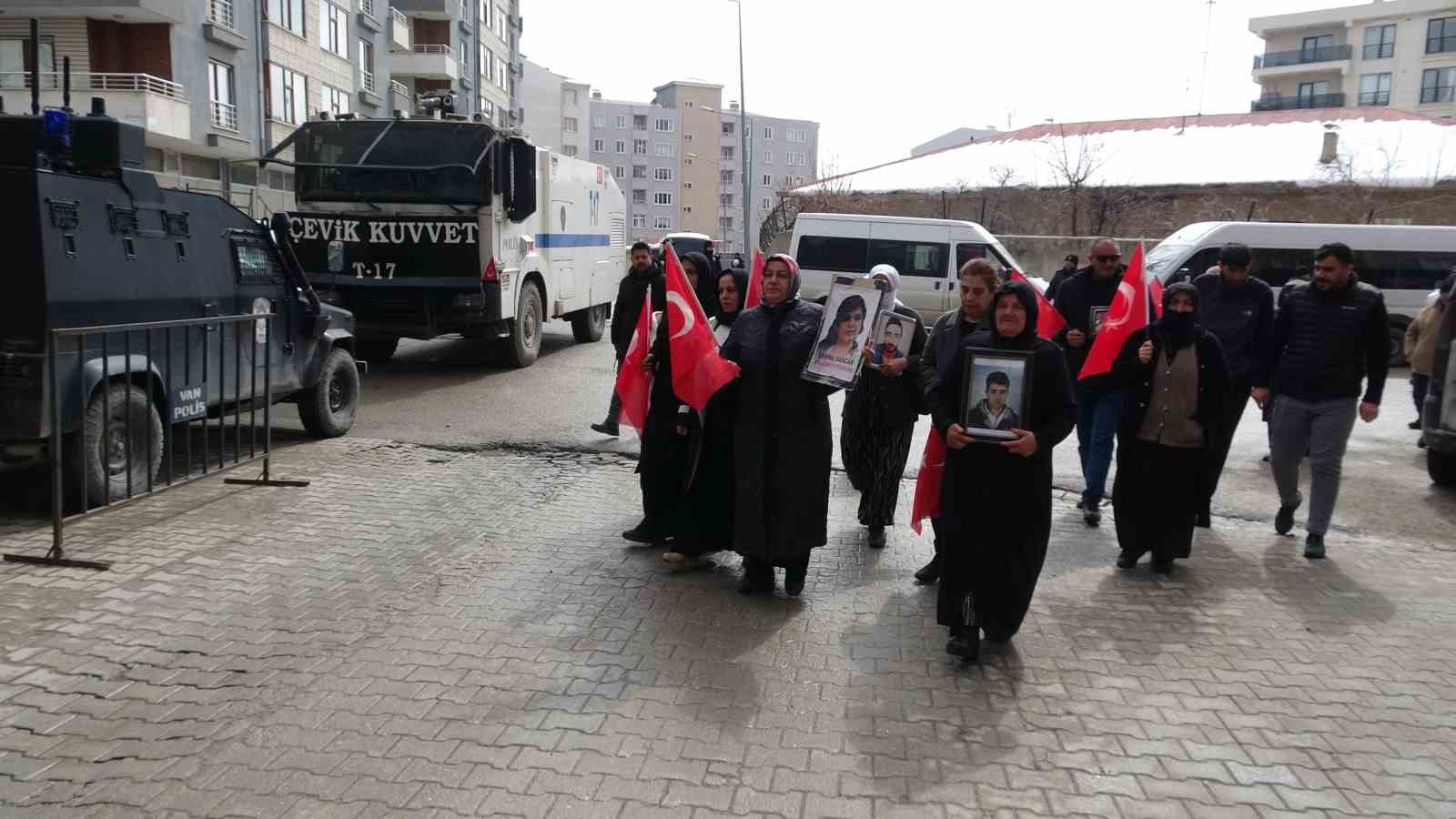 Vanlı anne: "Artık çocuklarımızı gömmeyelim, silahlarımızı gömelim"
Vanlı anne: "Artık çocuklarımızı gömmeyelim, silahlarımızı gömelim"