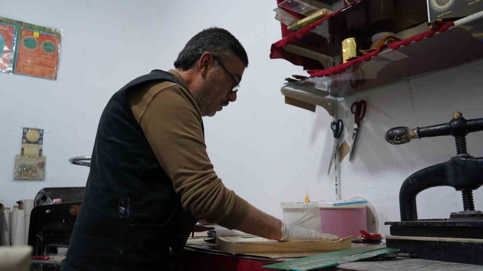 Vanlı cilt ustası yarım asırlık zanaatını teknolojiye karşı koruyor
