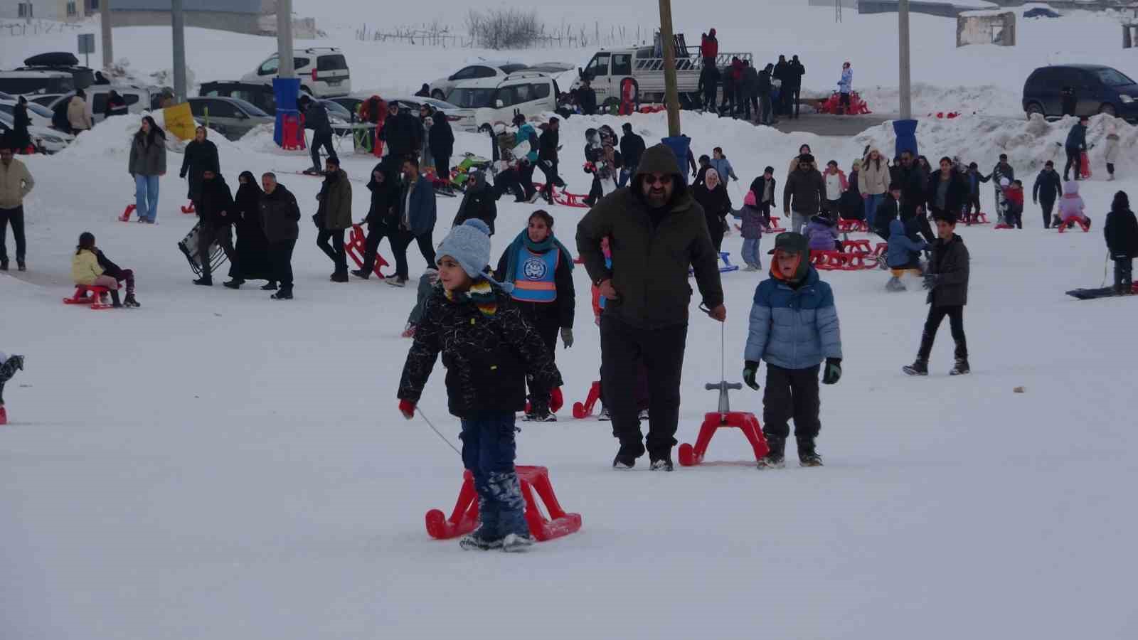 Vanlı çocuklar, yarıyıl tatilinin son günlerini kayak merkezinde geçirdi
