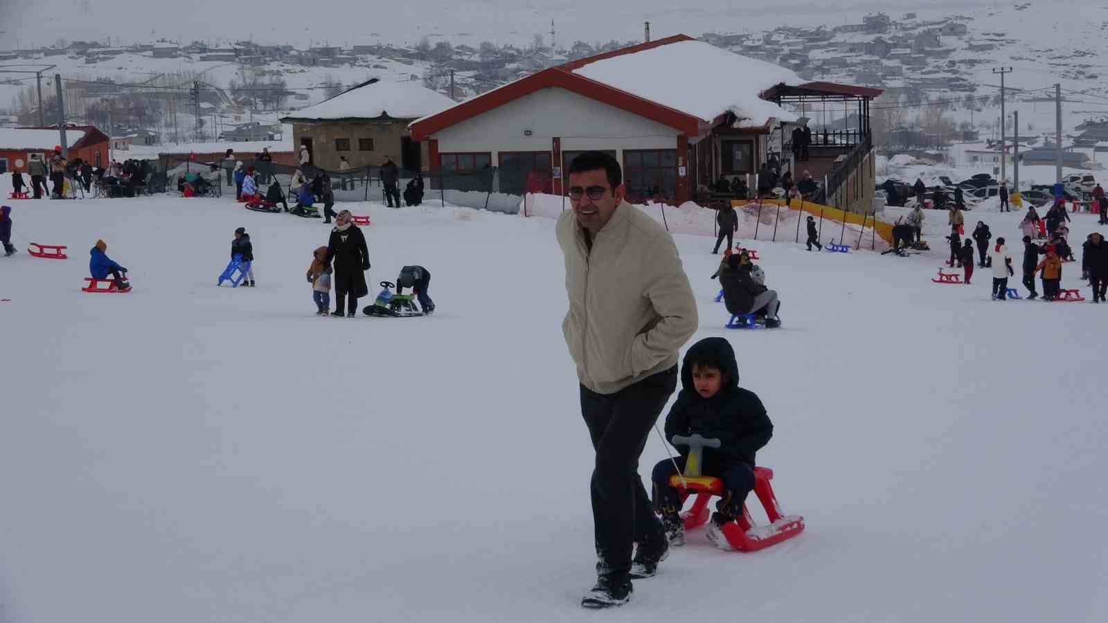 Vanlı çocuklar, yarıyıl tatilinin son günlerini kayak merkezinde geçirdi
