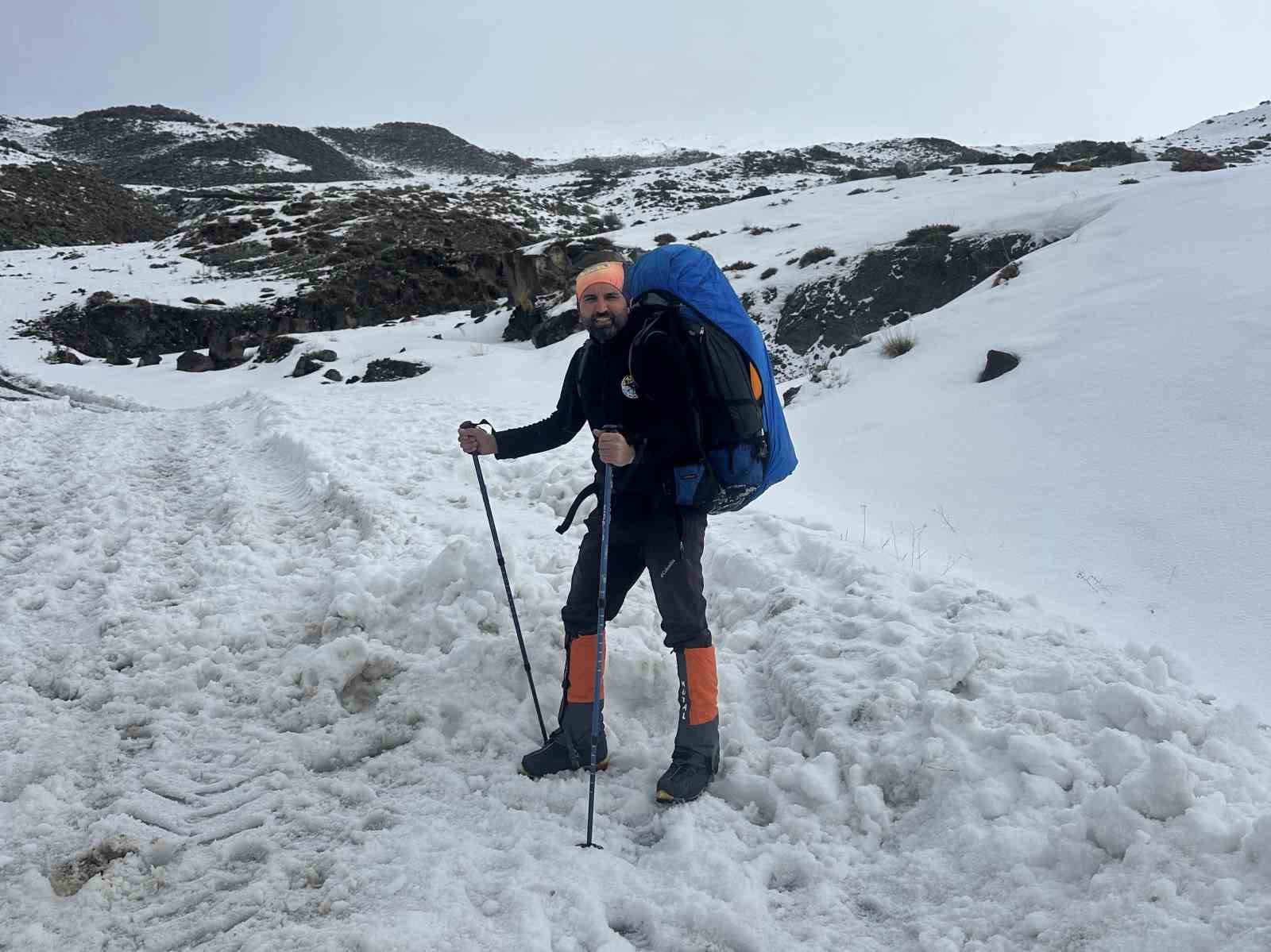 Vanlı dağcı, Ağrı Dağı zirvesine tek başına tırmandı
