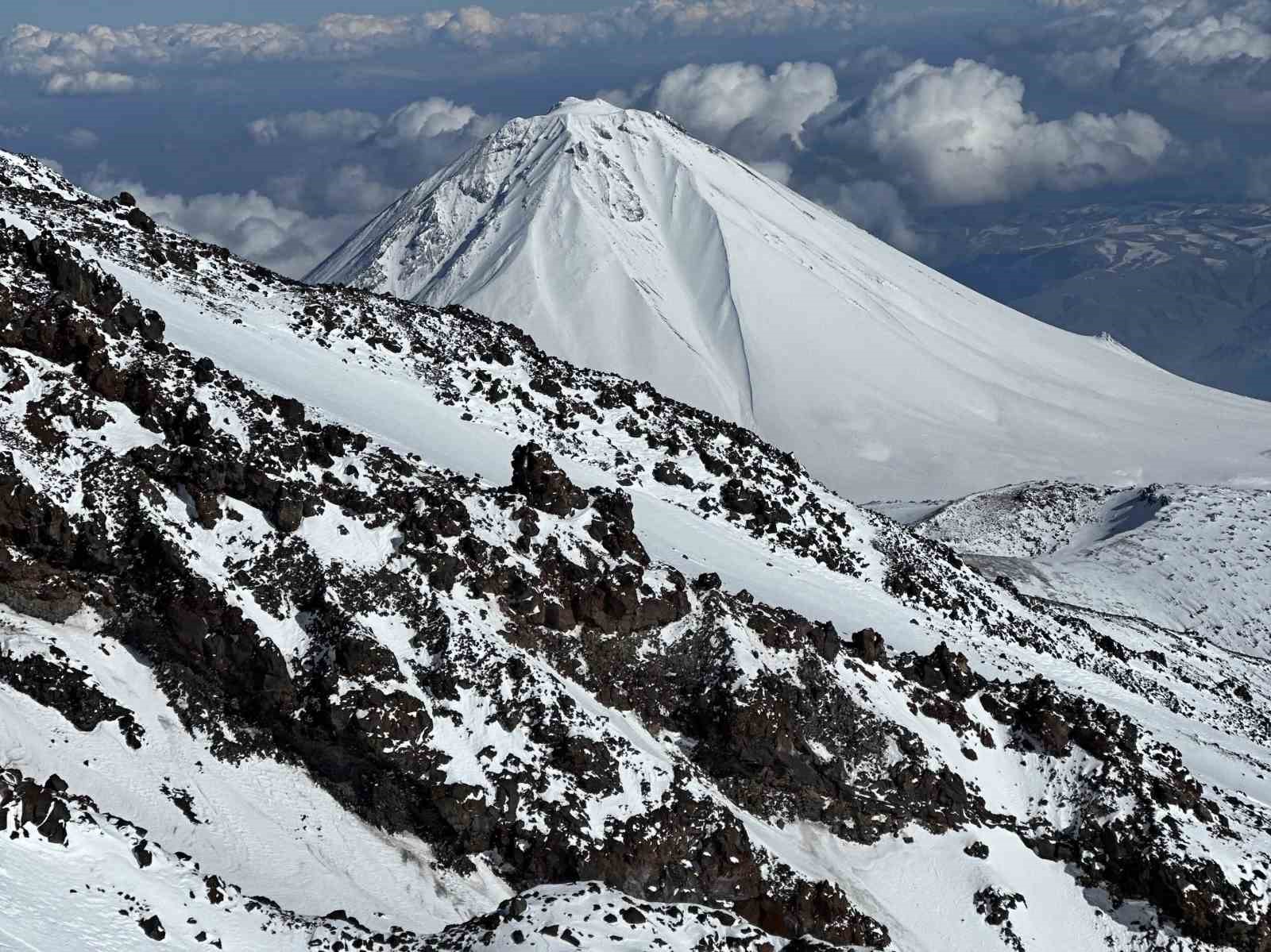 Vanlı dağcı, Ağrı Dağı zirvesine tek başına tırmandı
