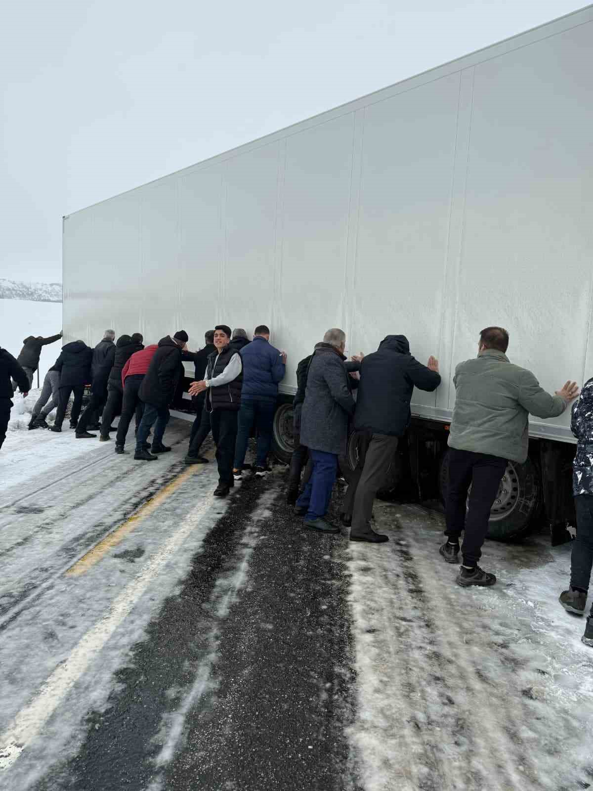 Varto’da kar nedeniyle kayan tır ulaşımı durdurdu
