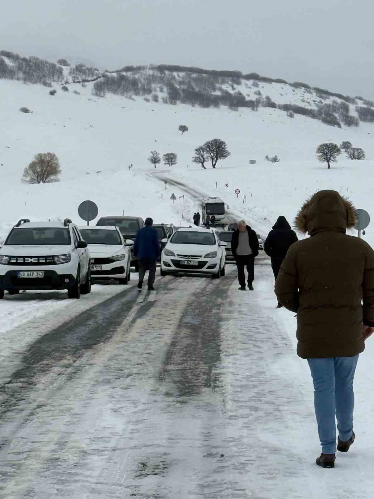 Varto’da kar nedeniyle kayan tır ulaşımı durdurdu
