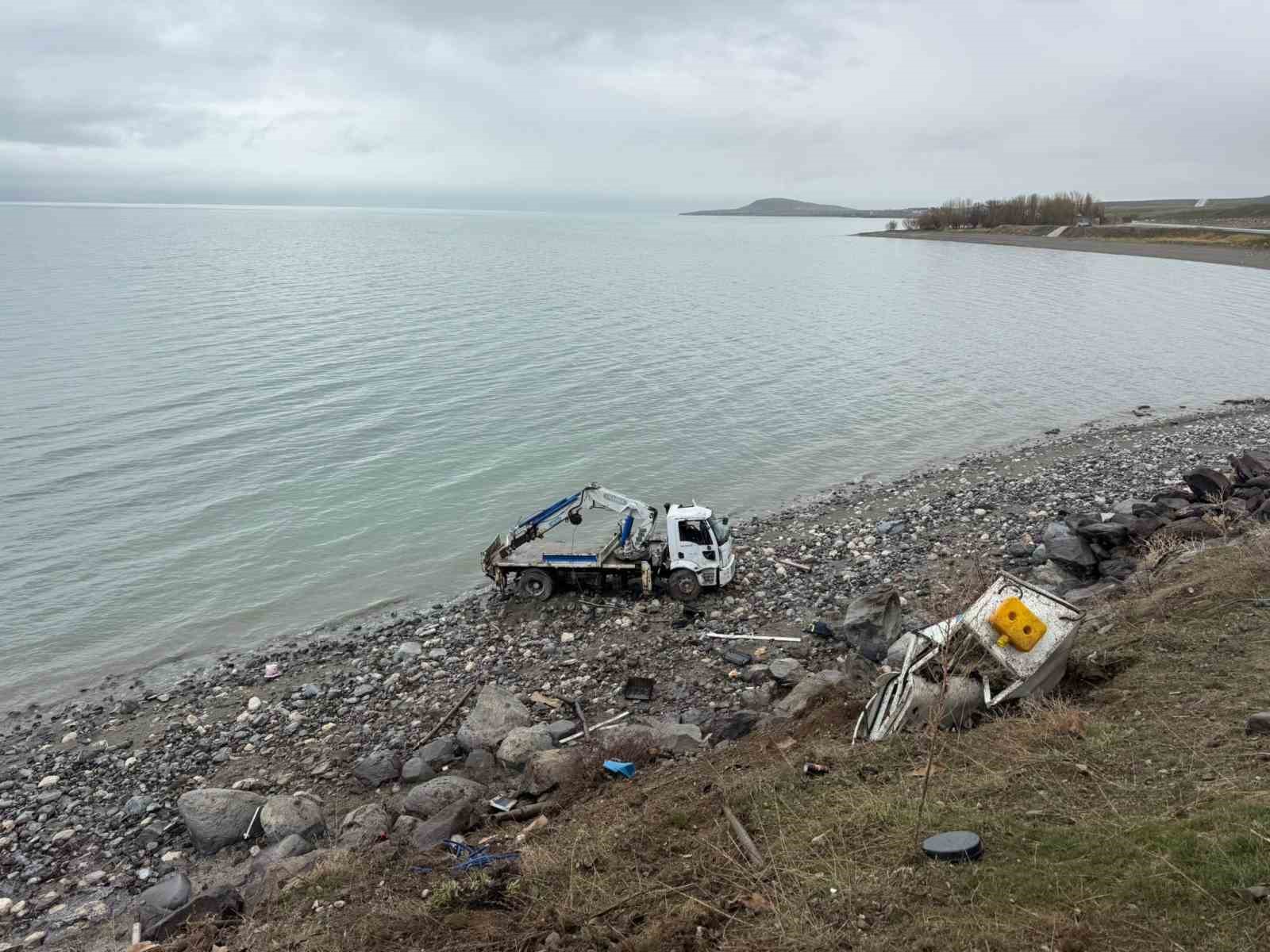 VASKİ’ye ait vinç kaza yaptı: 1 yaralı
