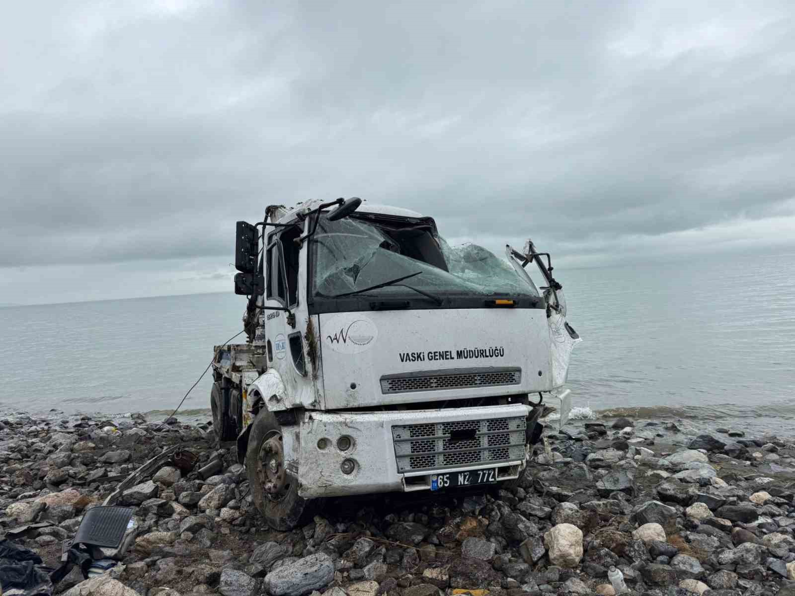 VASKİ’ye ait vinç kaza yaptı: 1 yaralı

