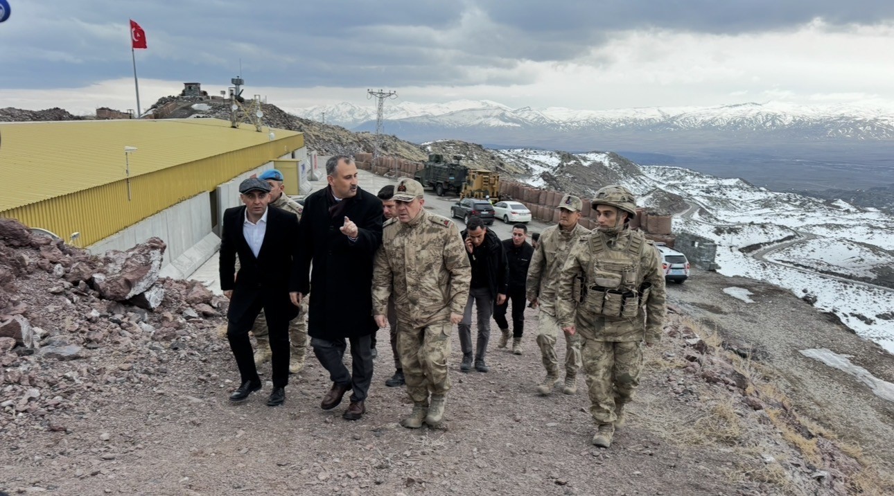 Vatan nöbetindeki kahramanlar sınır hattında iftar sofrasında
Vatan nöbetindeki kahramanlar sınır hattında iftar sofrasında