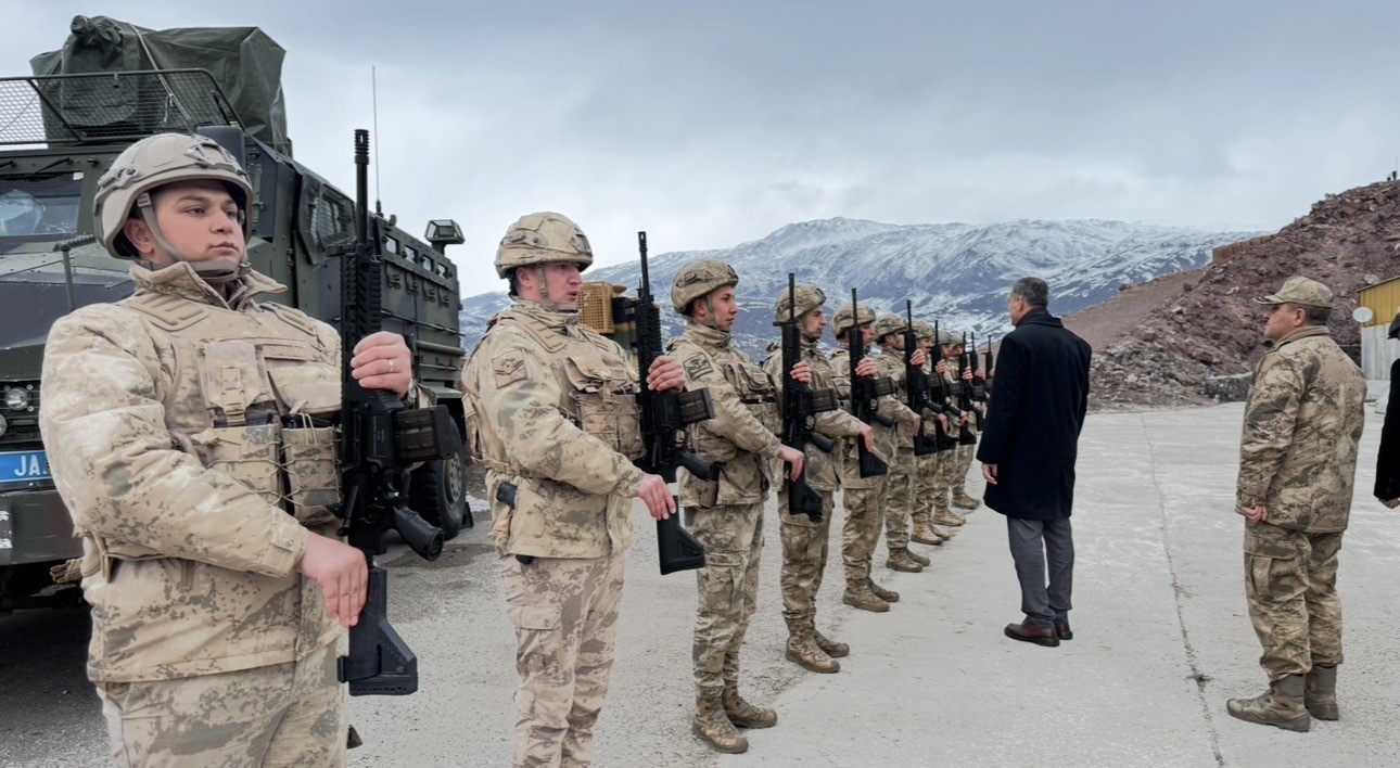 Vatan nöbetindeki kahramanlar sınır hattında iftar sofrasında
Vatan nöbetindeki kahramanlar sınır hattında iftar sofrasında