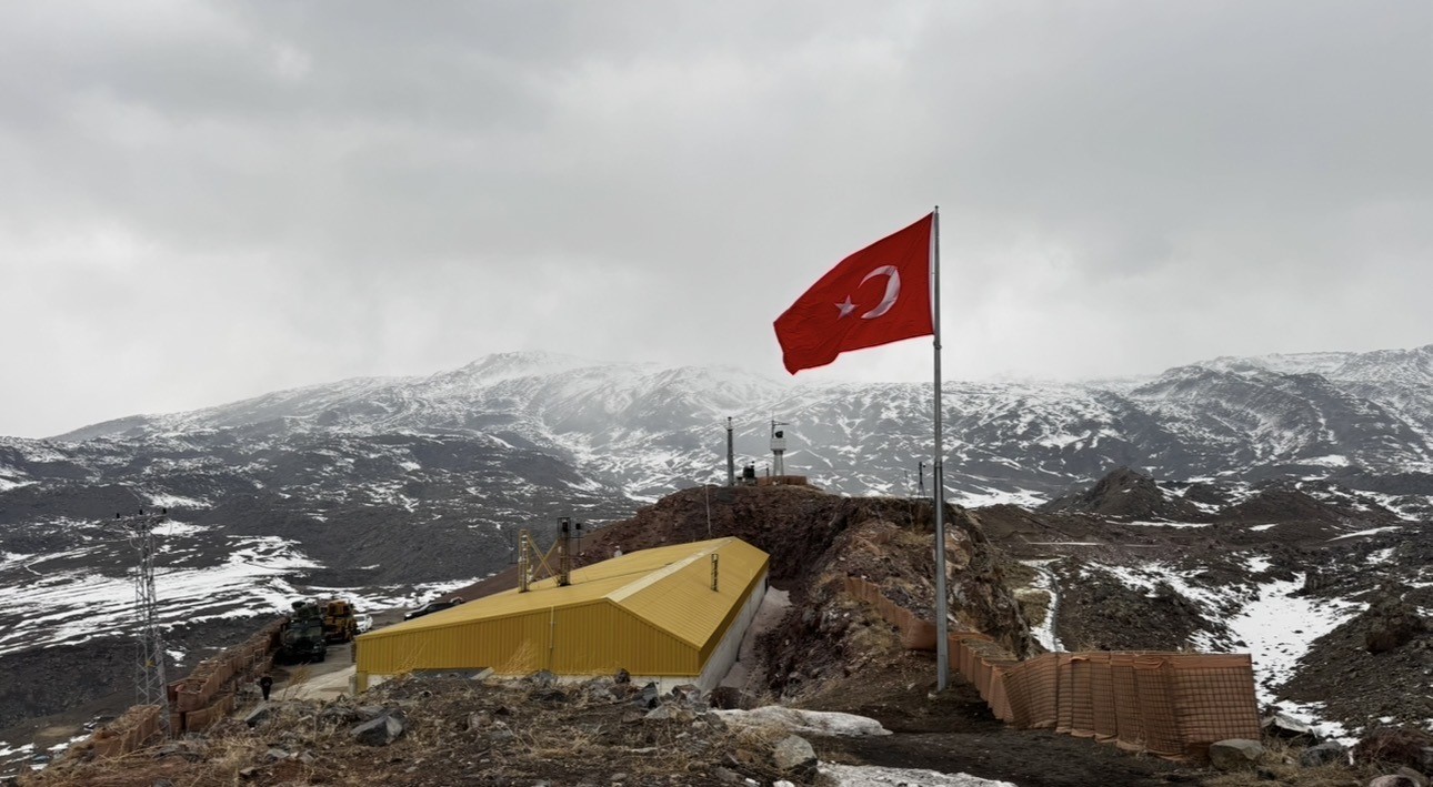 Vatan nöbetindeki kahramanlar sınır hattında iftar sofrasında
Vatan nöbetindeki kahramanlar sınır hattında iftar sofrasında