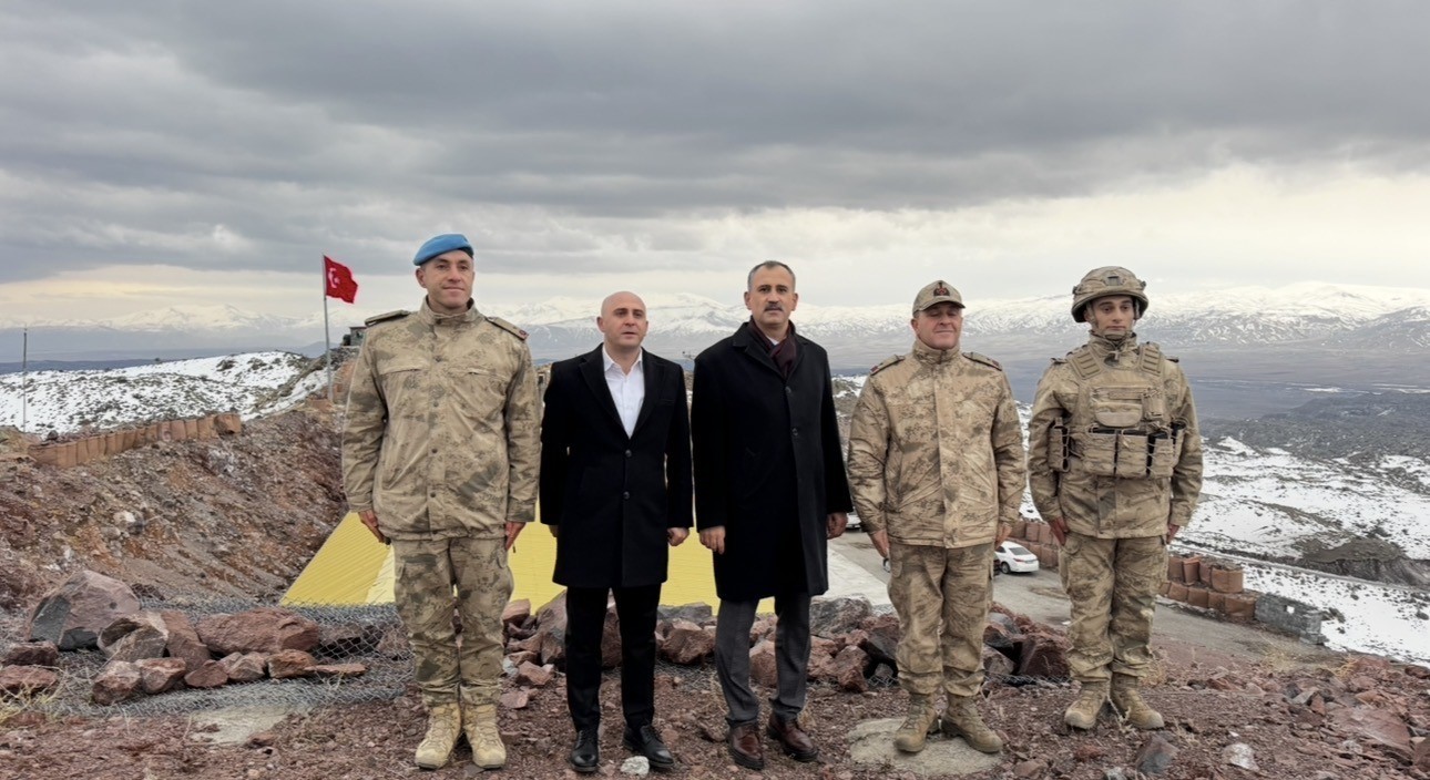 Vatan nöbetindeki kahramanlar sınır hattında iftar sofrasında
Vatan nöbetindeki kahramanlar sınır hattında iftar sofrasında