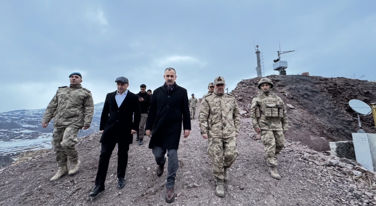 Vatan nöbetindeki kahramanlar sınır hattında iftar sofrasında
Vatan nöbetindeki kahramanlar sınır hattında iftar sofrasında