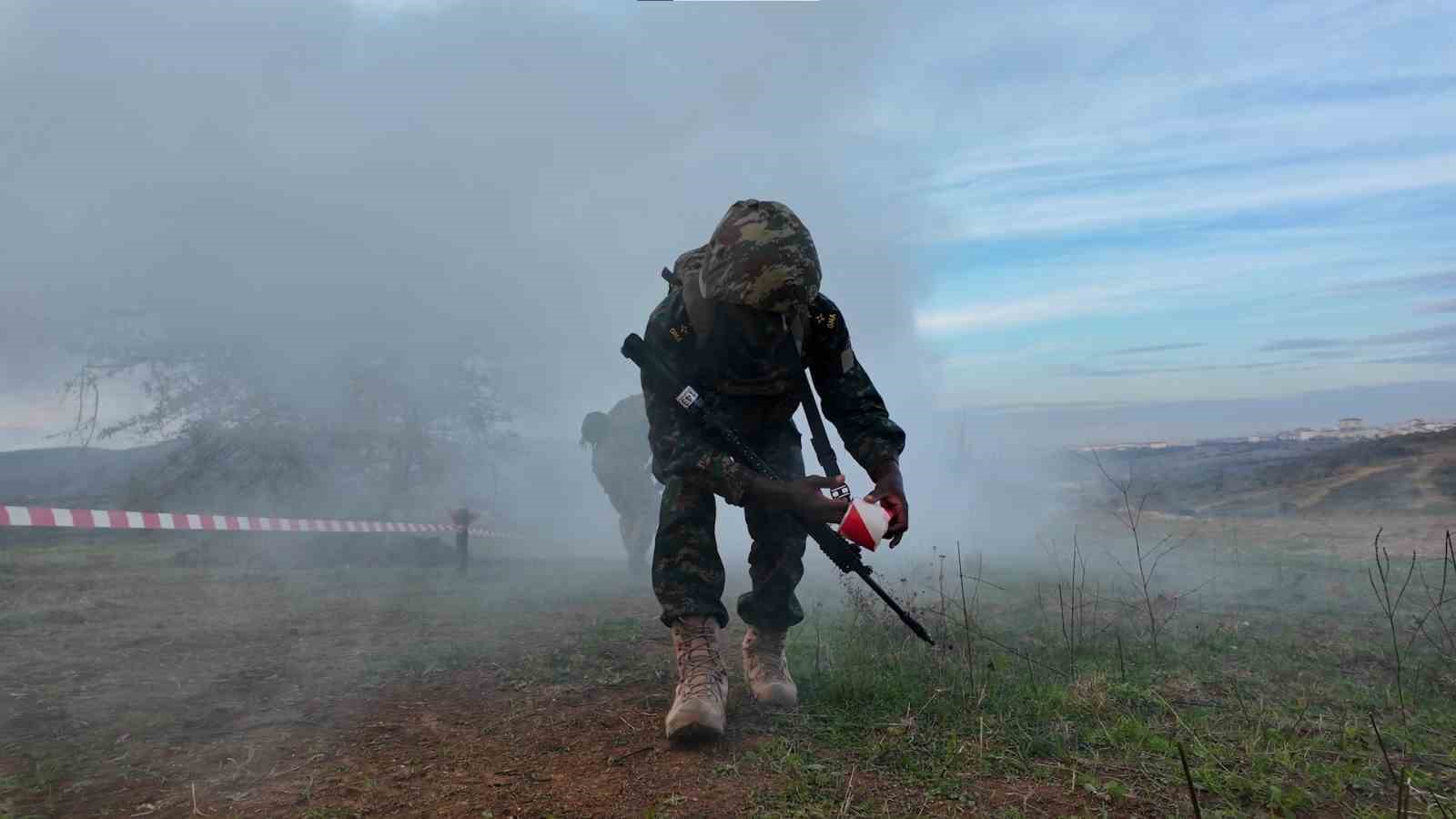 Vatan savunmasının kahramanları zorlu eğitimlerden geçiyor
