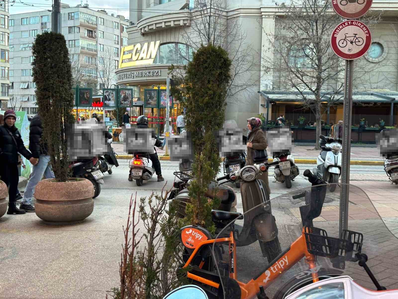 Vatandaş hatalı park edilen kurye motosikletlerinden rahatsız
