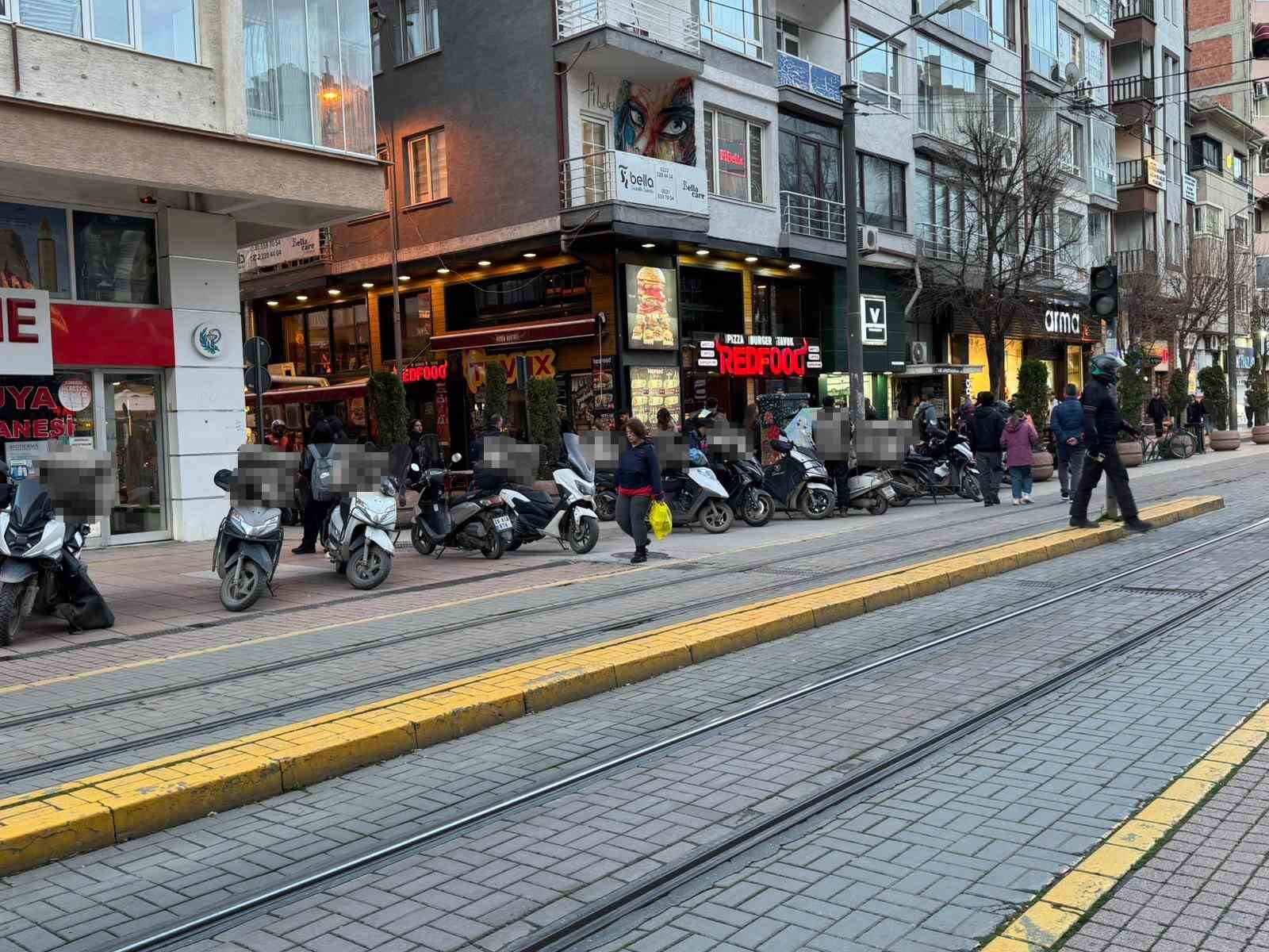 Vatandaş hatalı park edilen kurye motosikletlerinden rahatsız
