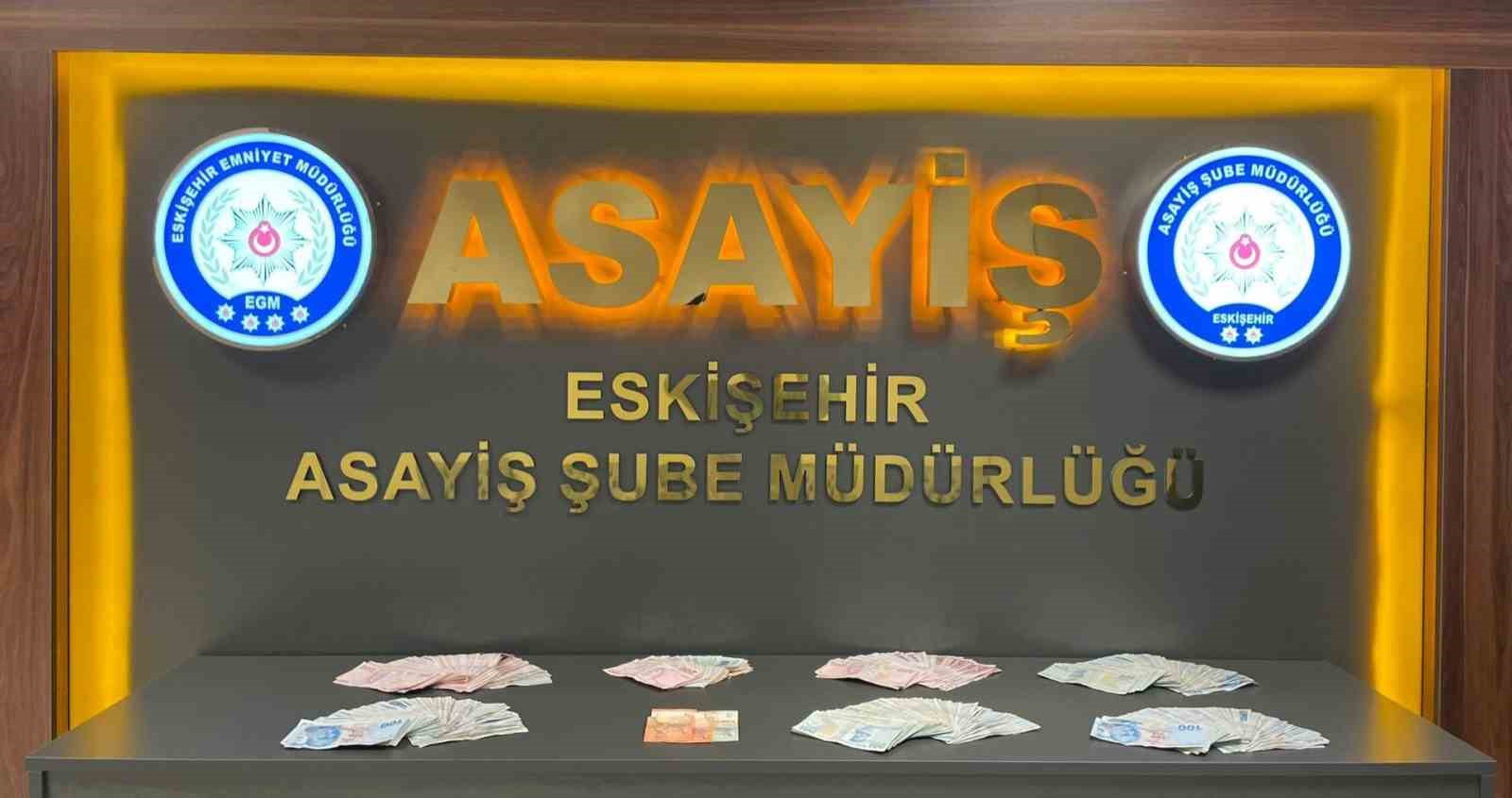 Vatandaşın 508 bin TL’lik ziynet eşyasını dolandıran şüpheli, Eskişehir girişinde yakalandı
Vatandaşın 508 bin TL’lik ziynet eşyasını dolandıran şüpheli, Eskişehir girişinde yakalandı