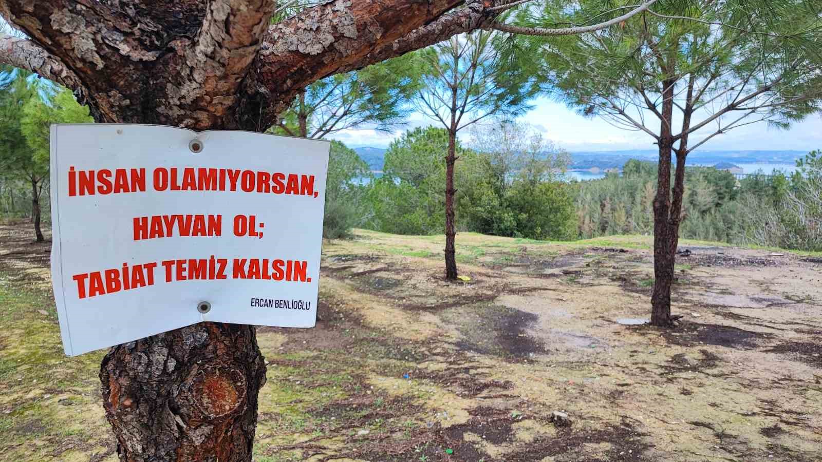 Vatandaşın ağaca astığı "Tabiat temiz kalsın" uyarısı yetmedi

