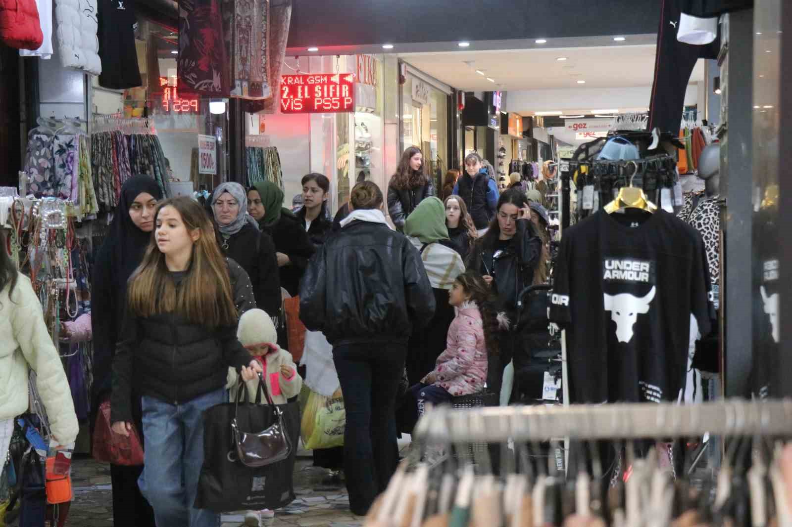 Vatandaşın bayram telaşı: Sokaklar doldu taştı
