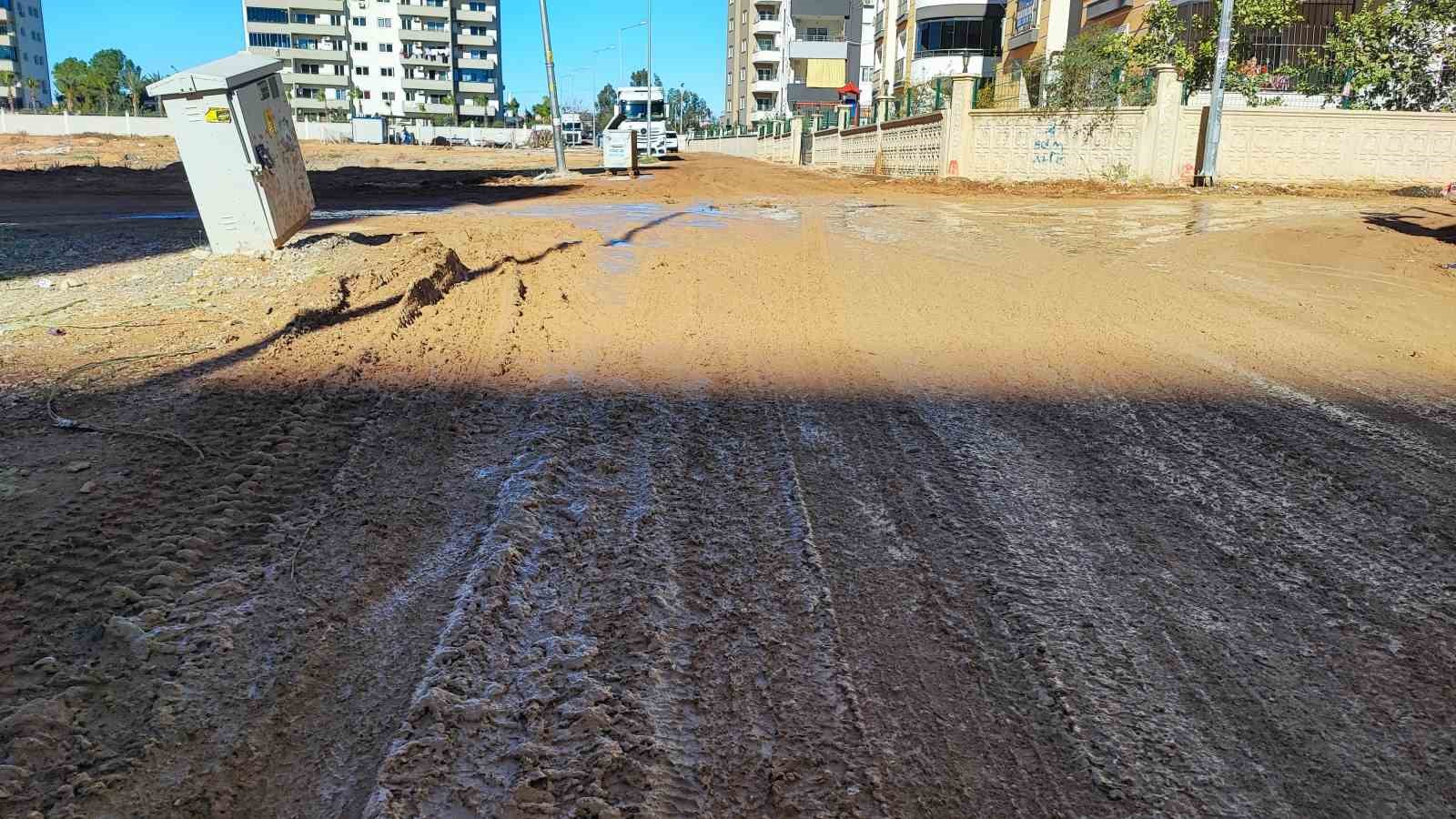 Vatandaşın çamur ve toz isyanı
Vatandaşın çamur ve toz isyanı