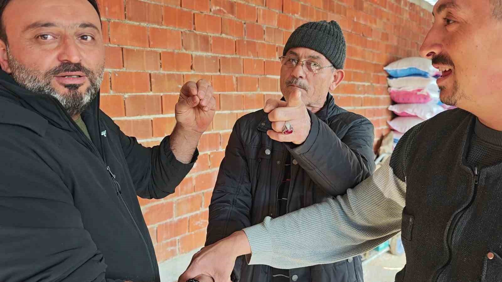 Vatandaşın çiftlik sahibi ile kurban pazarlığı renkli görüntüler oluşturdu
