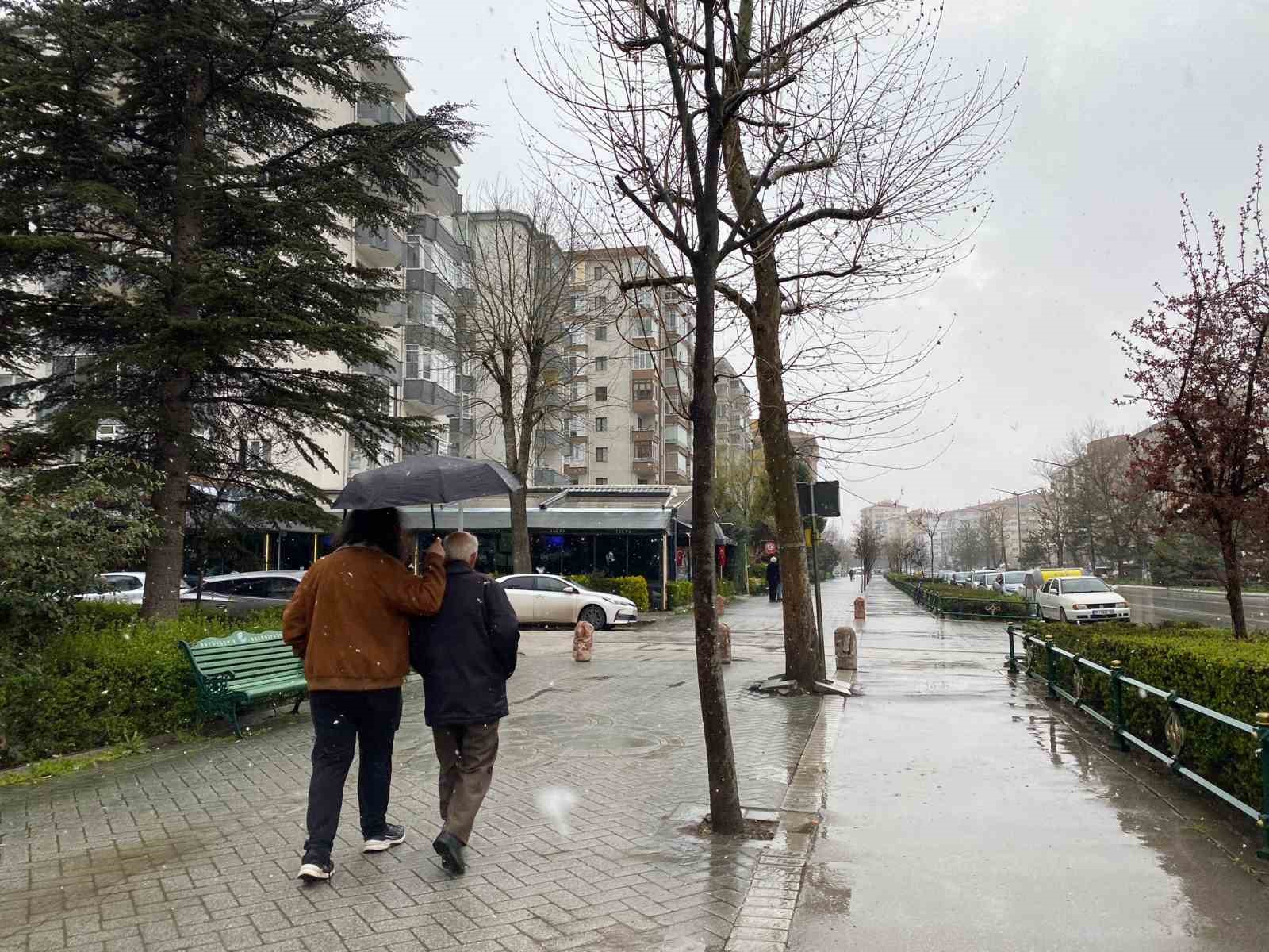 Vatandaşlar karla karışı yağmura hazırlıksız yakalandı
