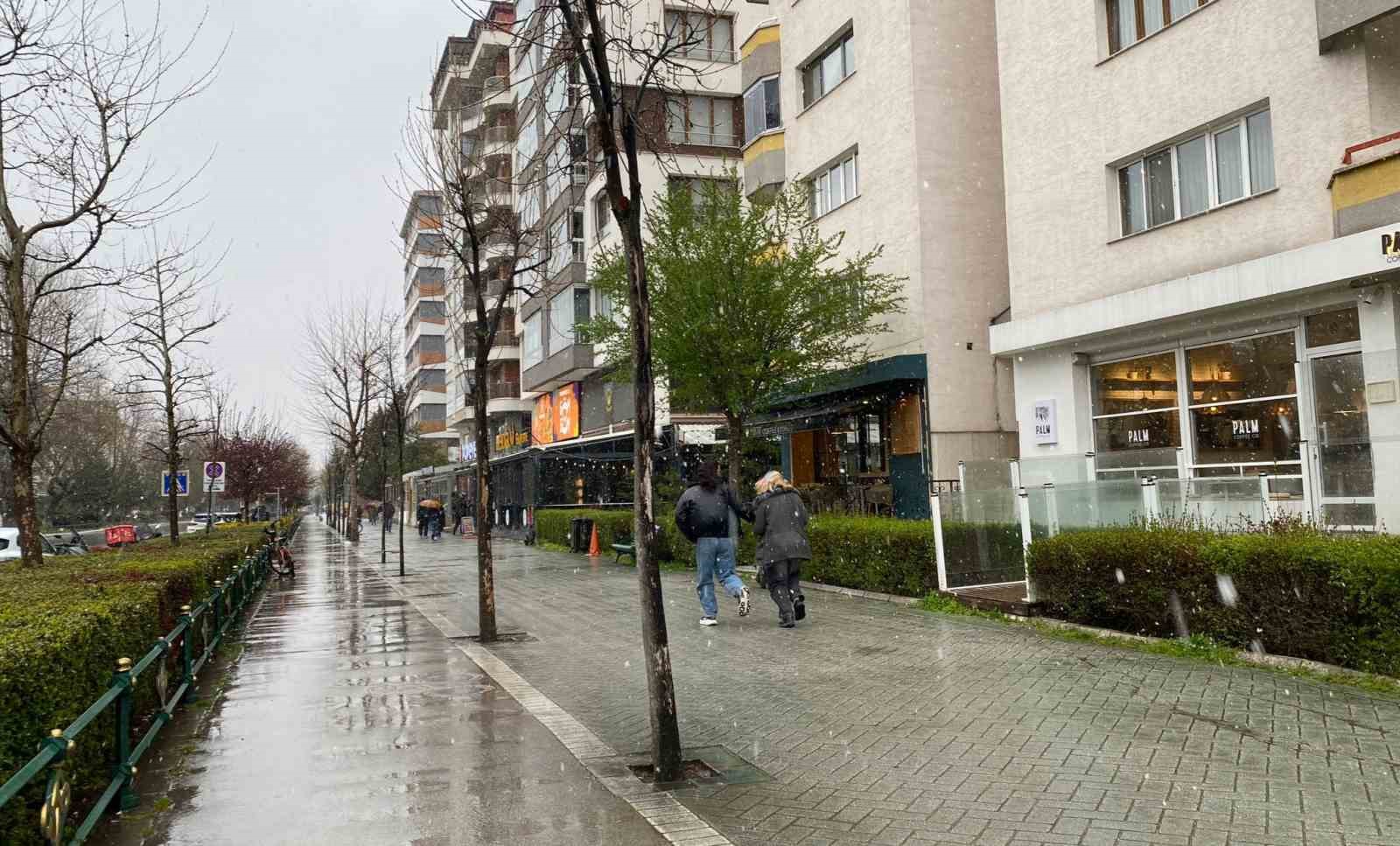 Vatandaşlar karla karışı yağmura hazırlıksız yakalandı
