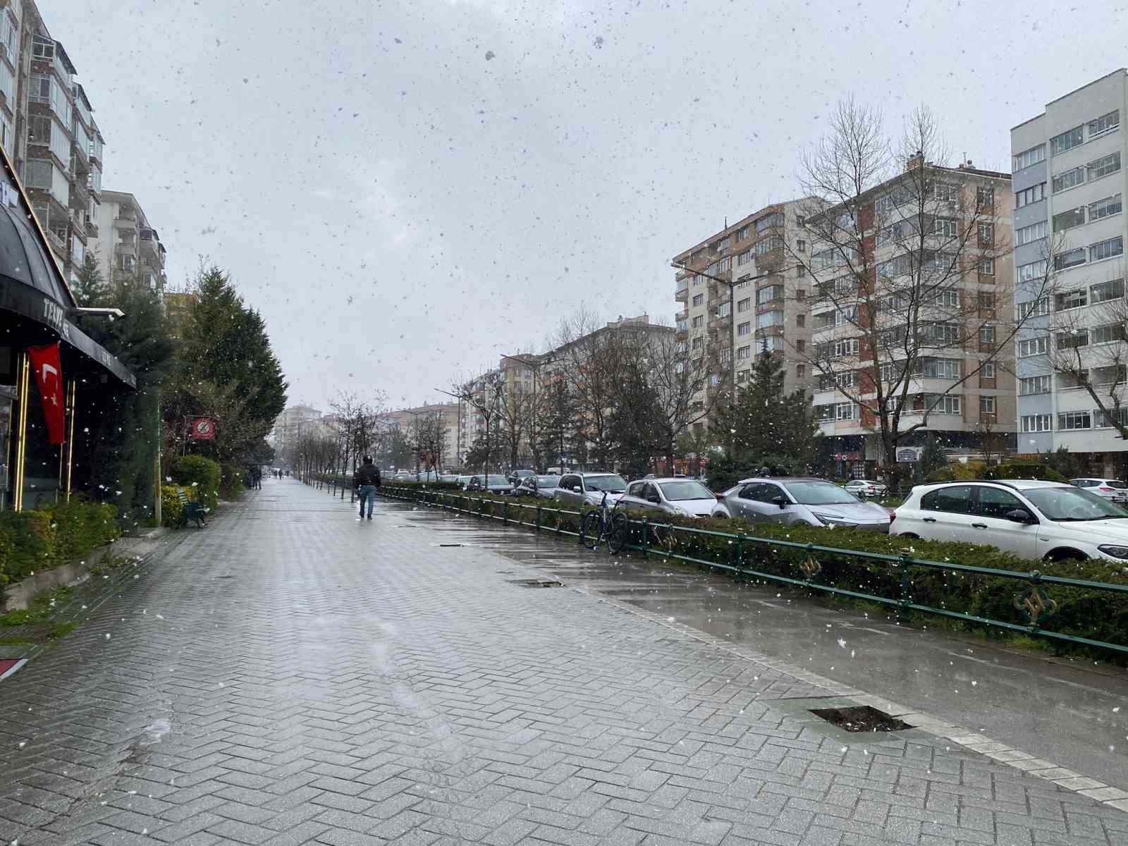 Vatandaşlar karla karışı yağmura hazırlıksız yakalandı
