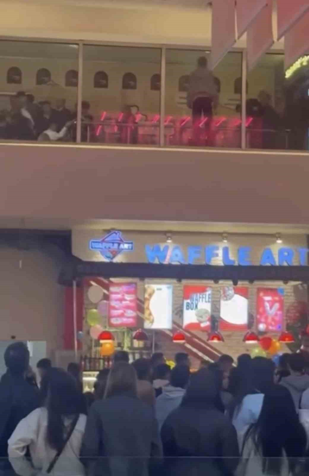 Vatandaşlar sinemada film izler gibi yemek katından kavgayı izledi
