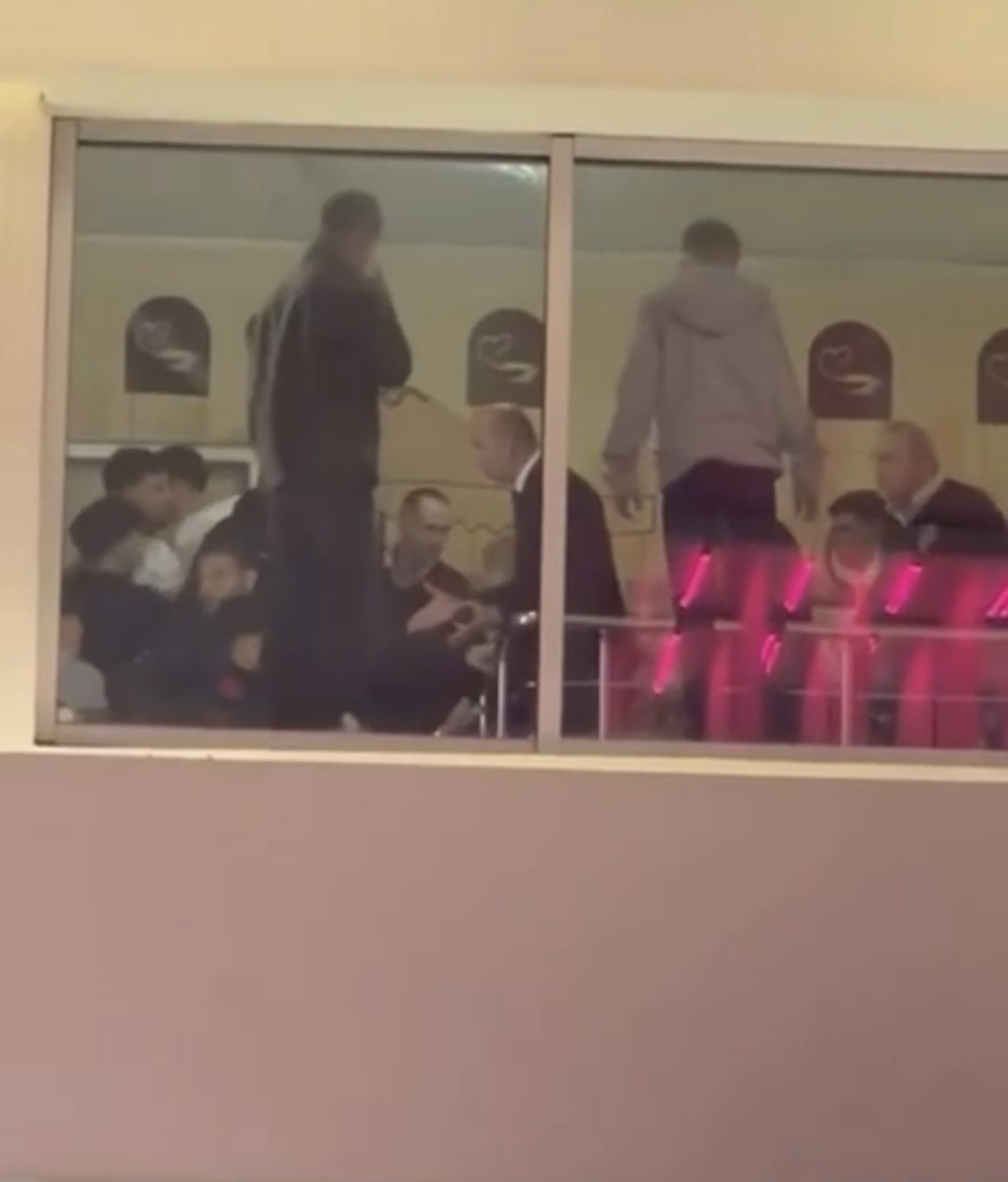 Vatandaşlar sinemada film izler gibi yemek katından kavgayı izledi
