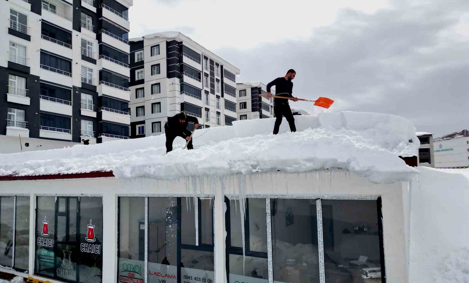 Vatandaşlar zarar görmesin diye çatılarda temizlik mesaisi başladı
Vatandaşlar zarar görmesin diye çatılarda temizlik mesaisi başladı