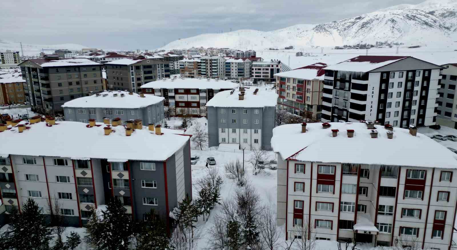 Vatandaşlar zarar görmesin diye çatılarda temizlik mesaisi başladı
Vatandaşlar zarar görmesin diye çatılarda temizlik mesaisi başladı
