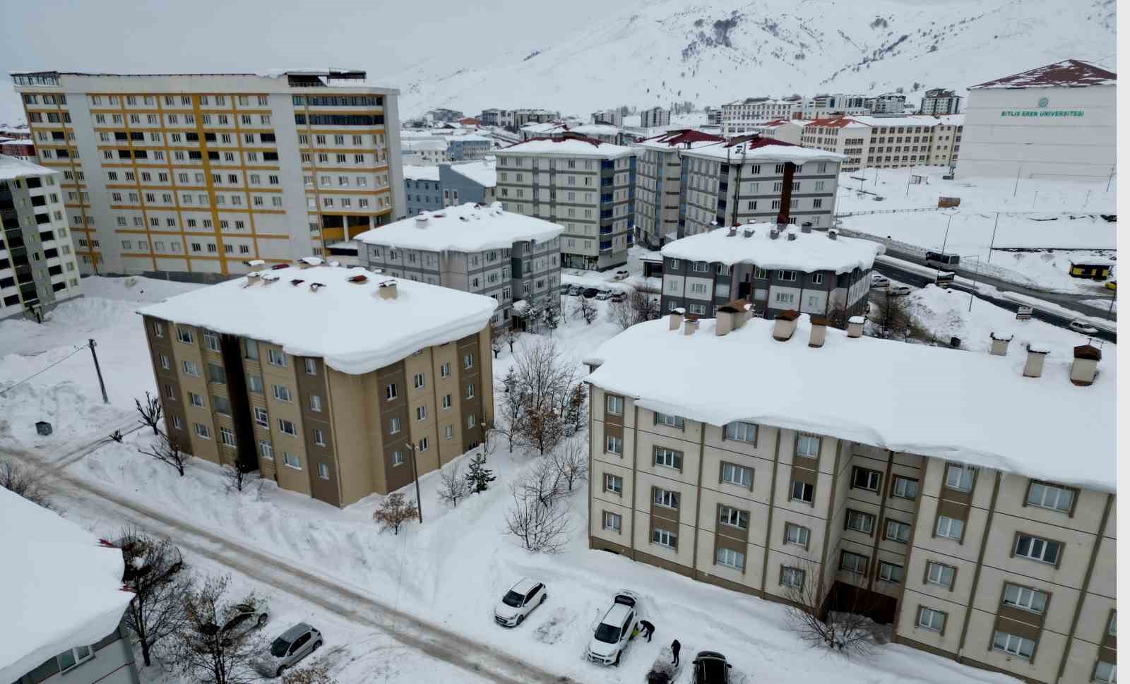 Vatandaşlar zarar görmesin diye çatılarda temizlik mesaisi başladı
Vatandaşlar zarar görmesin diye çatılarda temizlik mesaisi başladı