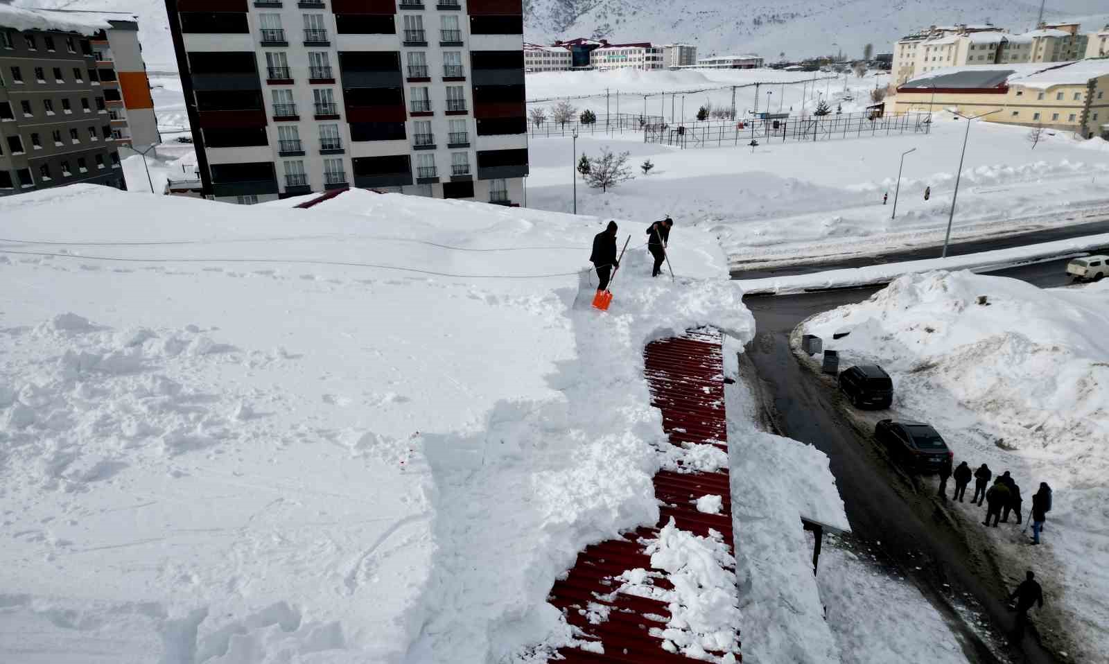 Vatandaşlar zarar görmesin diye çatılarda temizlik mesaisi başladı
Vatandaşlar zarar görmesin diye çatılarda temizlik mesaisi başladı