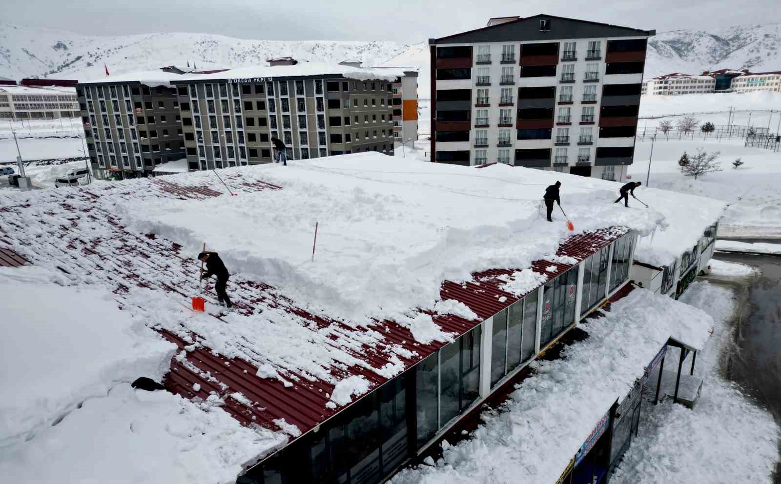 Vatandaşlar zarar görmesin diye çatılarda temizlik mesaisi başladı
Vatandaşlar zarar görmesin diye çatılarda temizlik mesaisi başladı