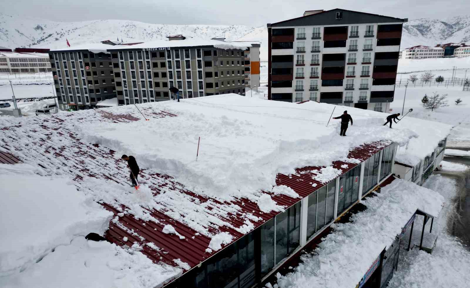 Vatandaşlar zarar görmesin diye çatılarda temizlik mesaisi başladı
Vatandaşlar zarar görmesin diye çatılarda temizlik mesaisi başladı