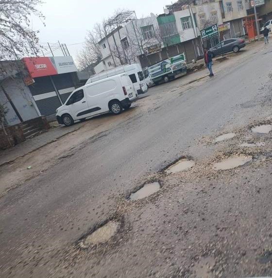 Vatandaşlardan bozuk yol tepkisi
