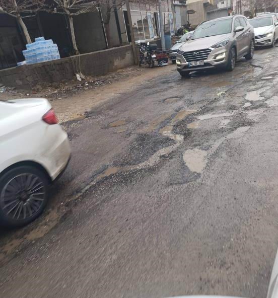 Vatandaşlardan bozuk yol tepkisi
