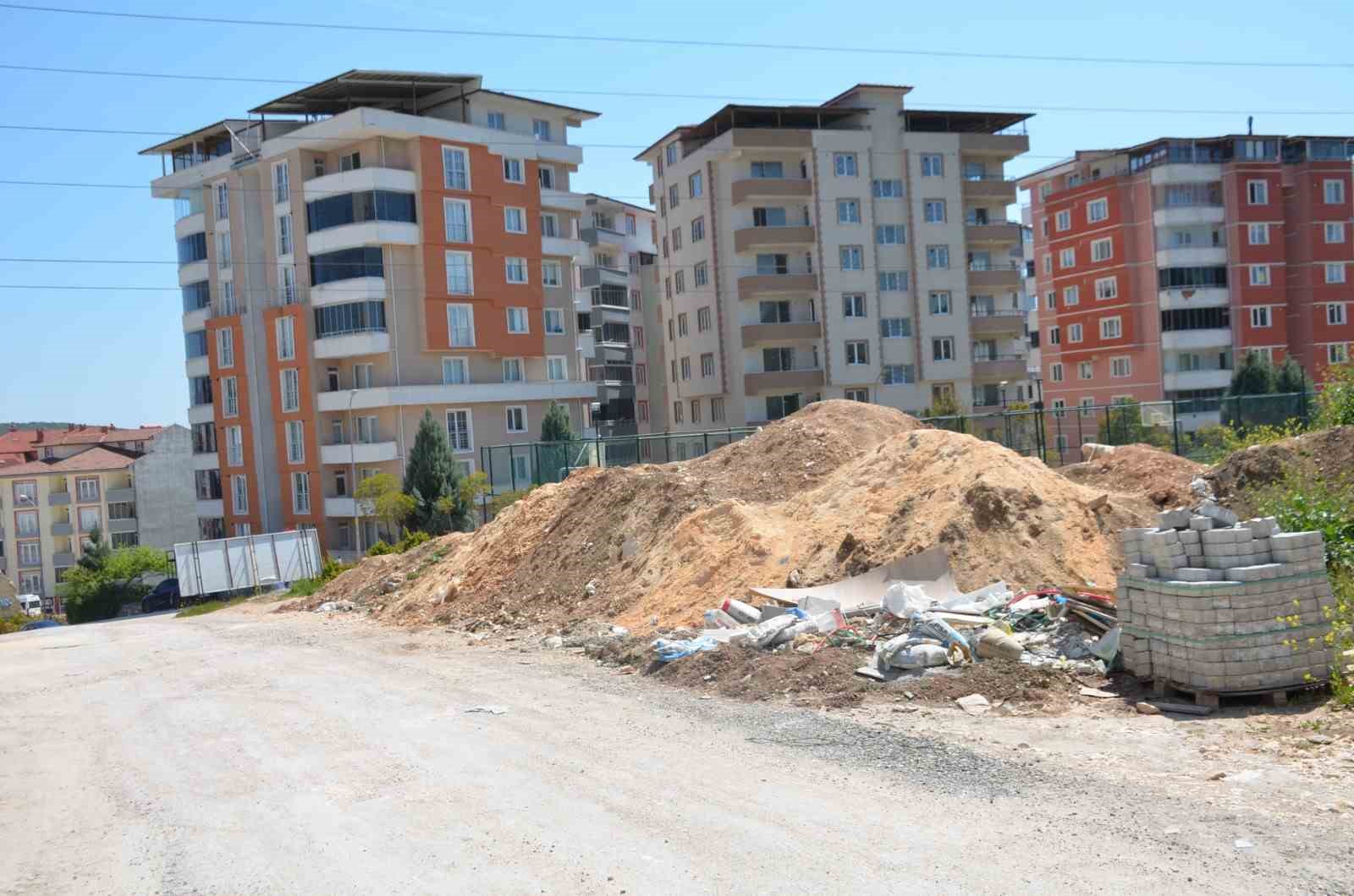 Vatandaşlardan yol kenarına dökülen hafriyatlara tepki
